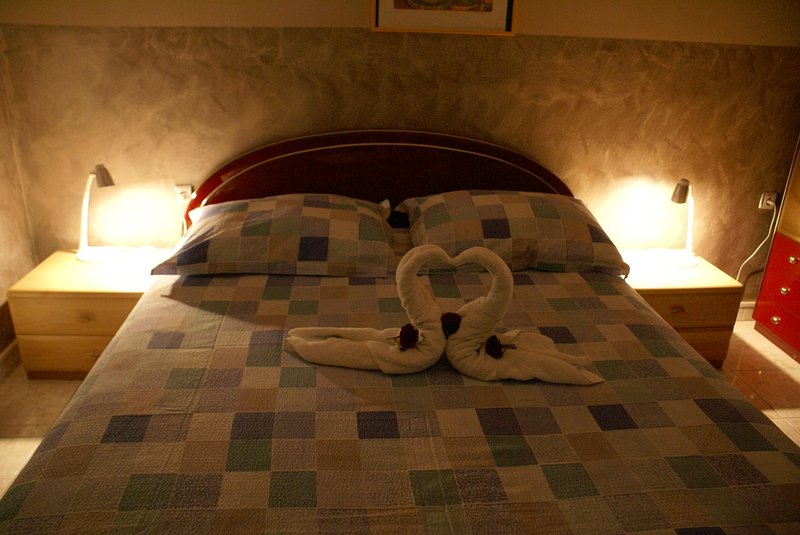 Spavaća soba apartmana 1 uz večernje svetlo