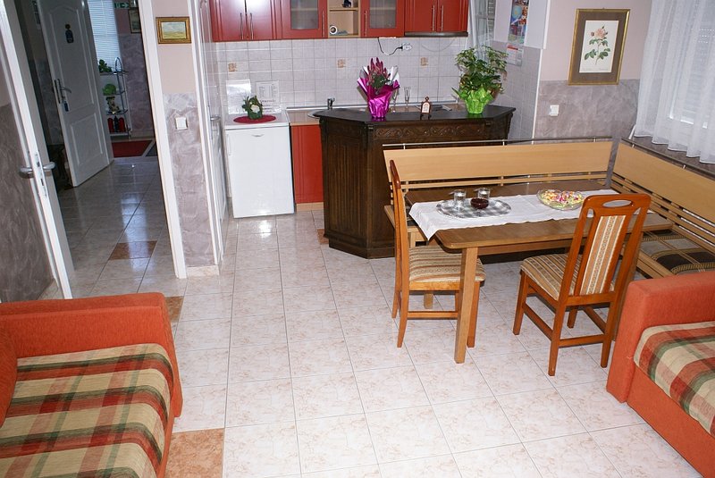Trpezarija i kuhinjski deo apartmana 1
