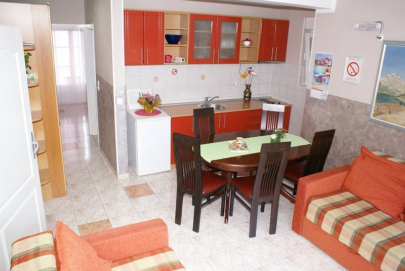 Kuhinja i trpezarija apartmana 2