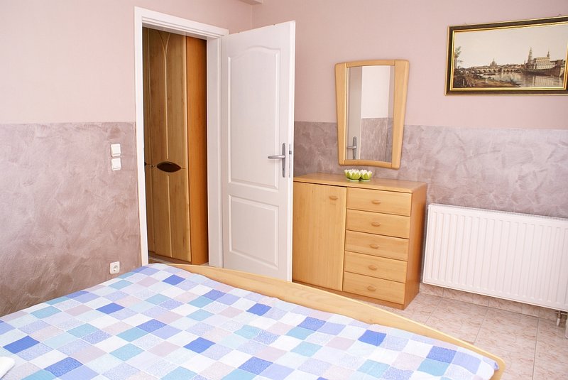 Spavaća soba i komoda u apartmanu 2