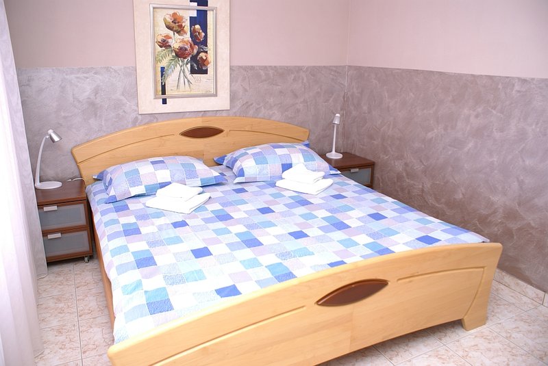 Bračni krevet u apartmanu 2