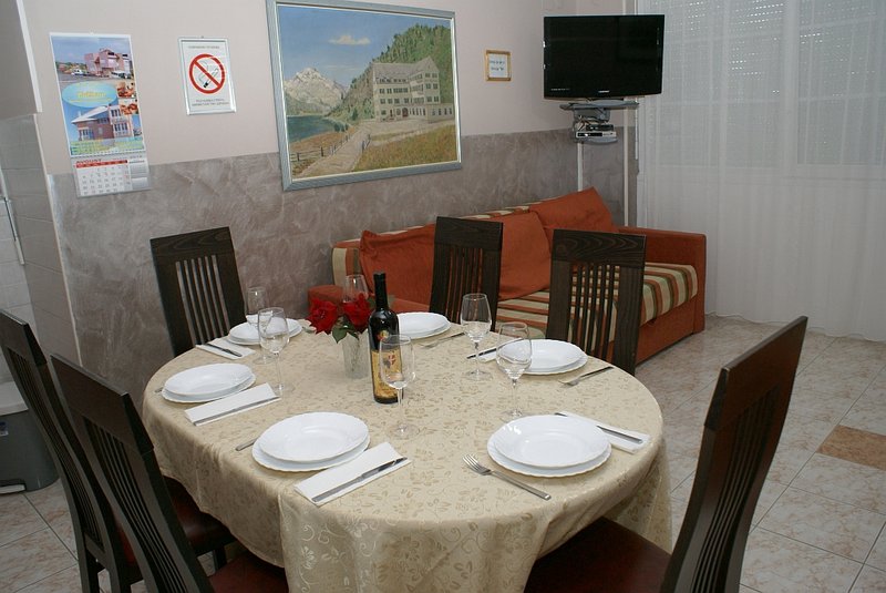 Trpezarijski sto apartmana 2