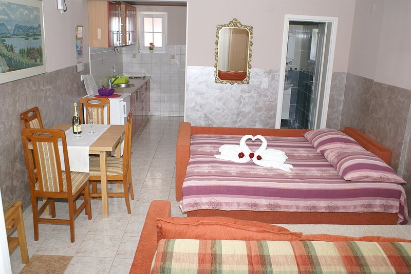 Krevet i trpezarijski deo apartmana 3