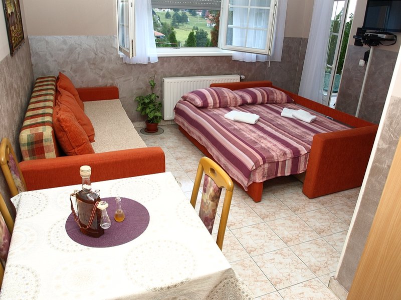 Krevet i sofa u apartmanu 4