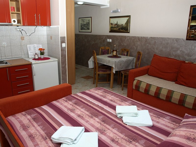 Kuhinja i trpezarijski deo apartmana 4
